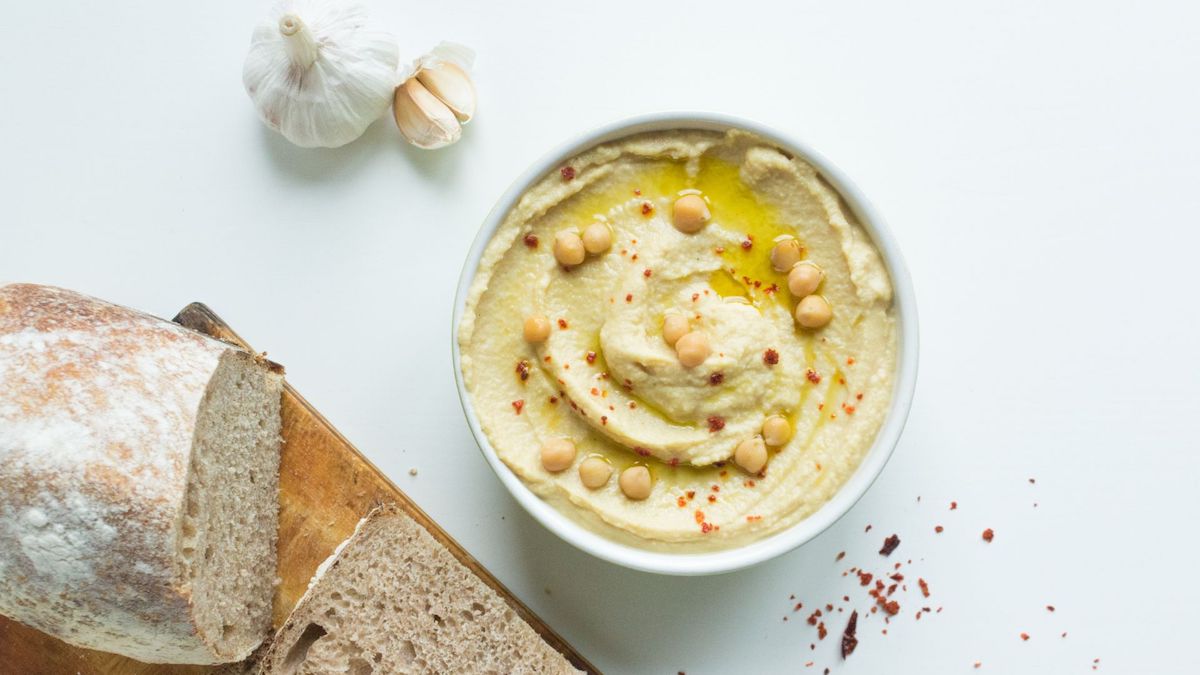 Delicious Hummus Recipe with Roasted Garlic