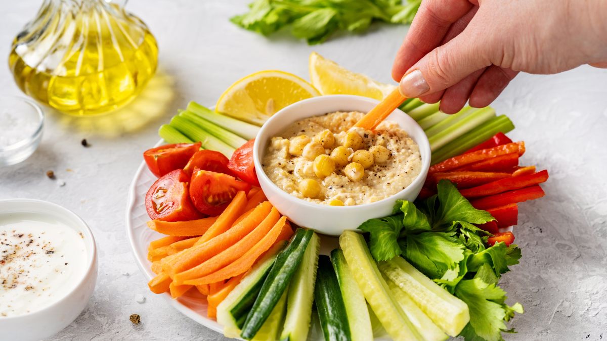 Garlic Hummus and Veggie Sticks