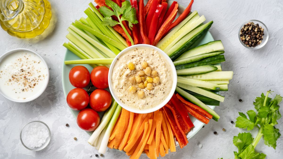 Garlic Hummus and Veggie Sticks