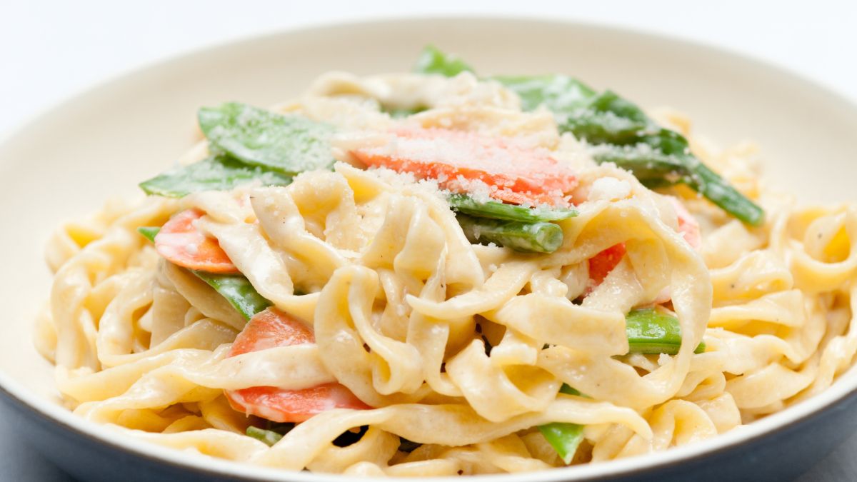 Holiday Pasta: Creamy Garlic Alfredo with Snow Peas and Carrots
