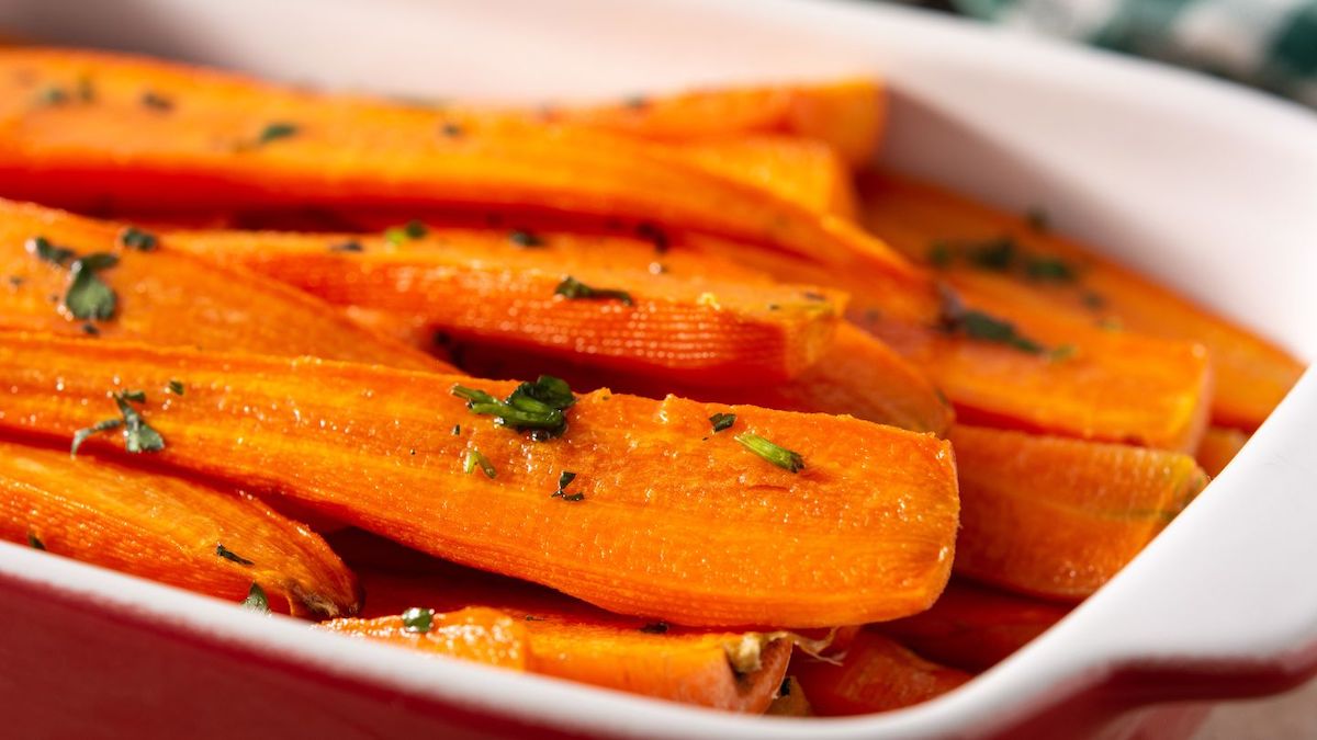 Thanksgiving Side Dish: Cranberry Glazed Carrots with Garlic Butter